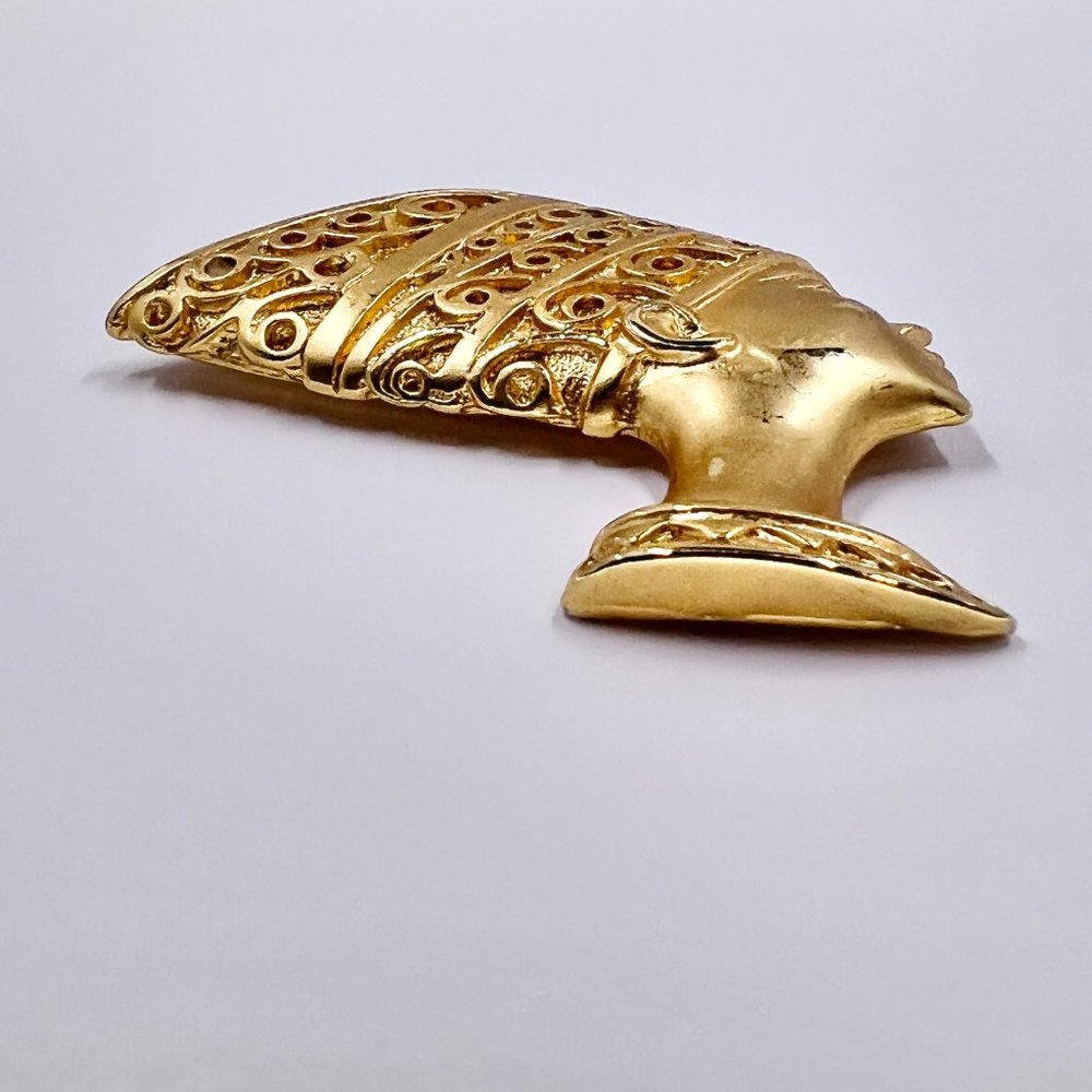 Beautiful Nefertiti Bust Bright Gold Tone Brooch Pin - Picture 5 of 7